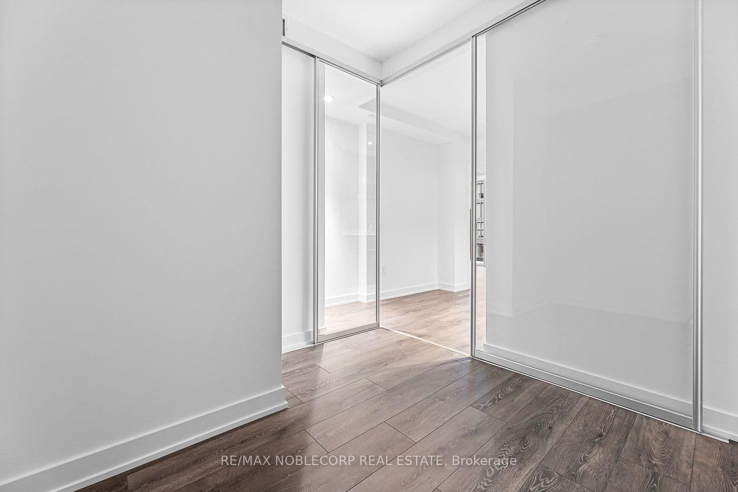 117 Broadway Avenue, Unit 817 thumbnail 10