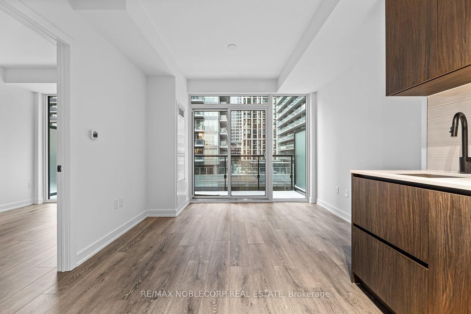 117 Broadway Avenue, Unit 817 thumbnail 11
