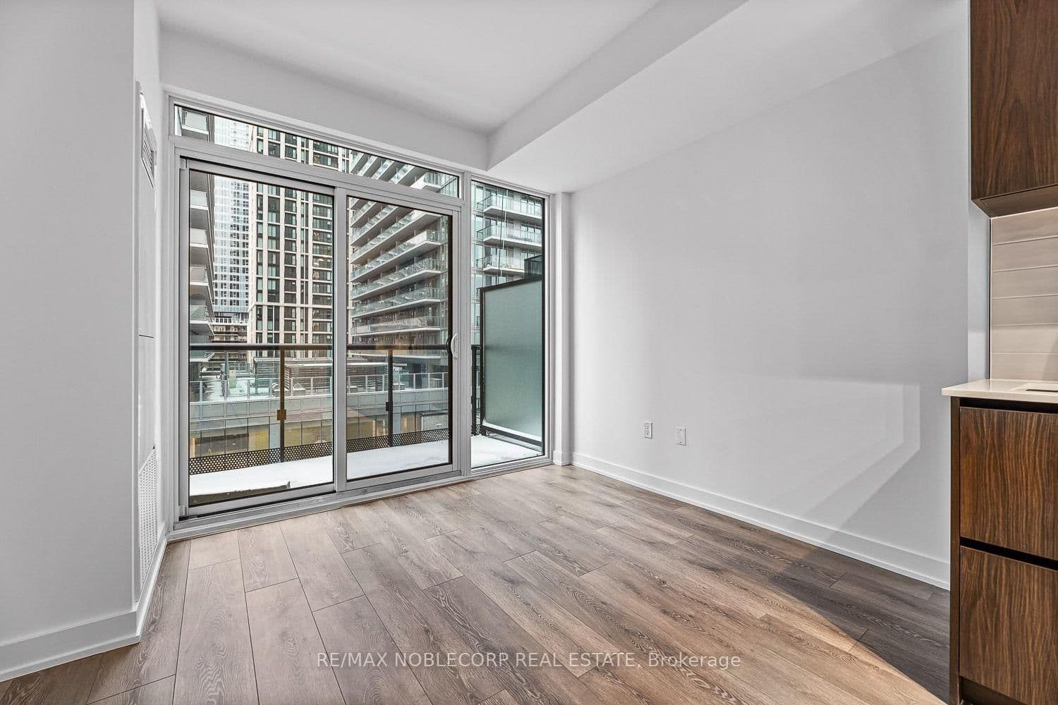 117 Broadway Avenue, Unit 817 thumbnail 12