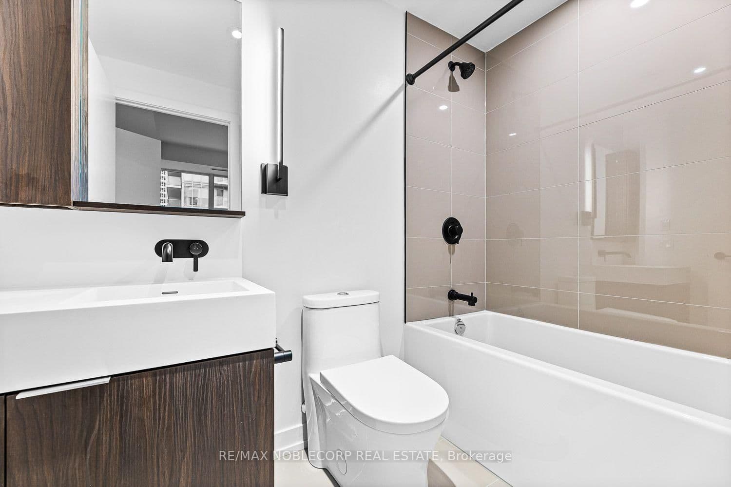 117 Broadway Avenue, Unit 817 thumbnail 16