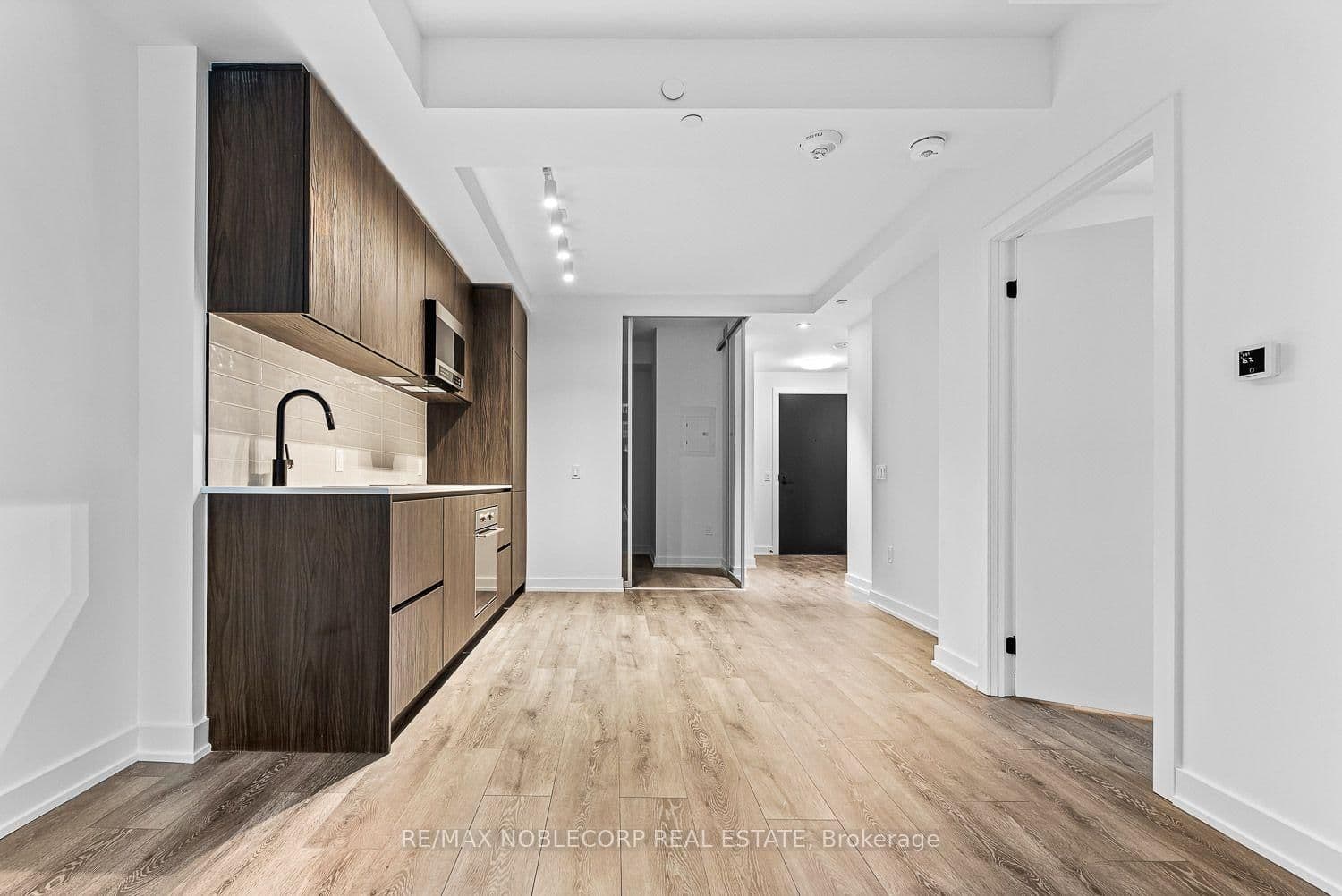 117 Broadway Avenue, Unit 817 thumbnail 17