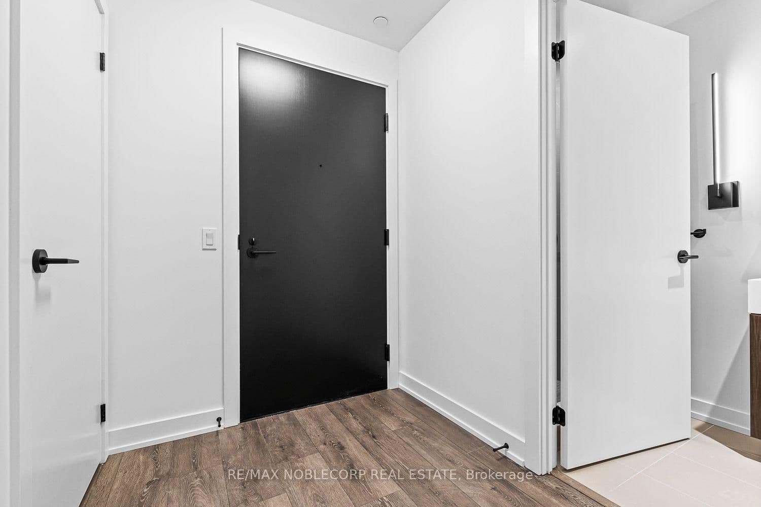 117 Broadway Avenue, Unit 817 thumbnail 3