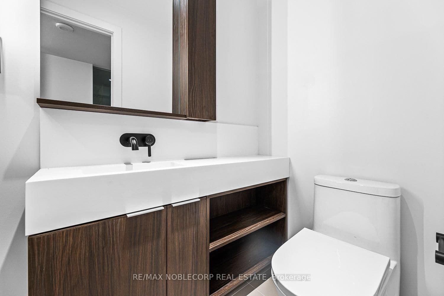 117 Broadway Avenue, Unit 817 thumbnail 4