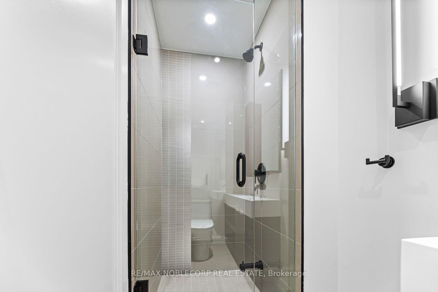 117 Broadway Avenue, Unit 817 thumbnail 5