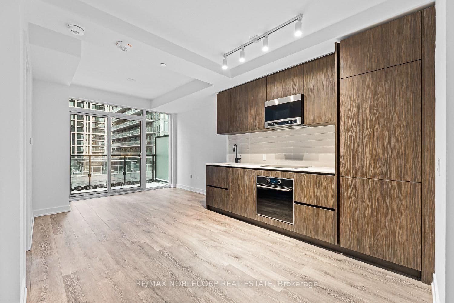 117 Broadway Avenue, Unit 817 thumbnail 6