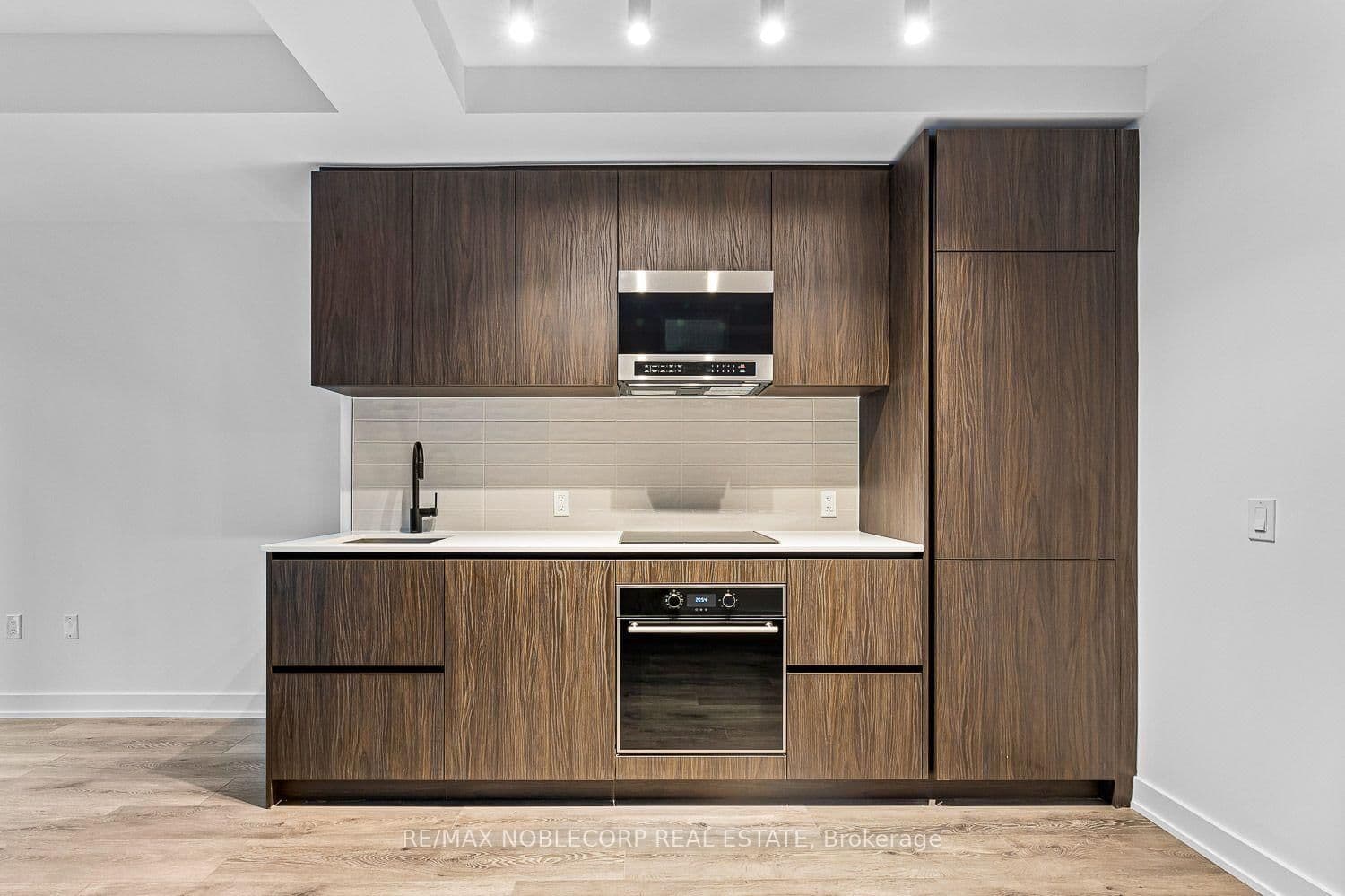 117 Broadway Avenue, Unit 817 thumbnail 7