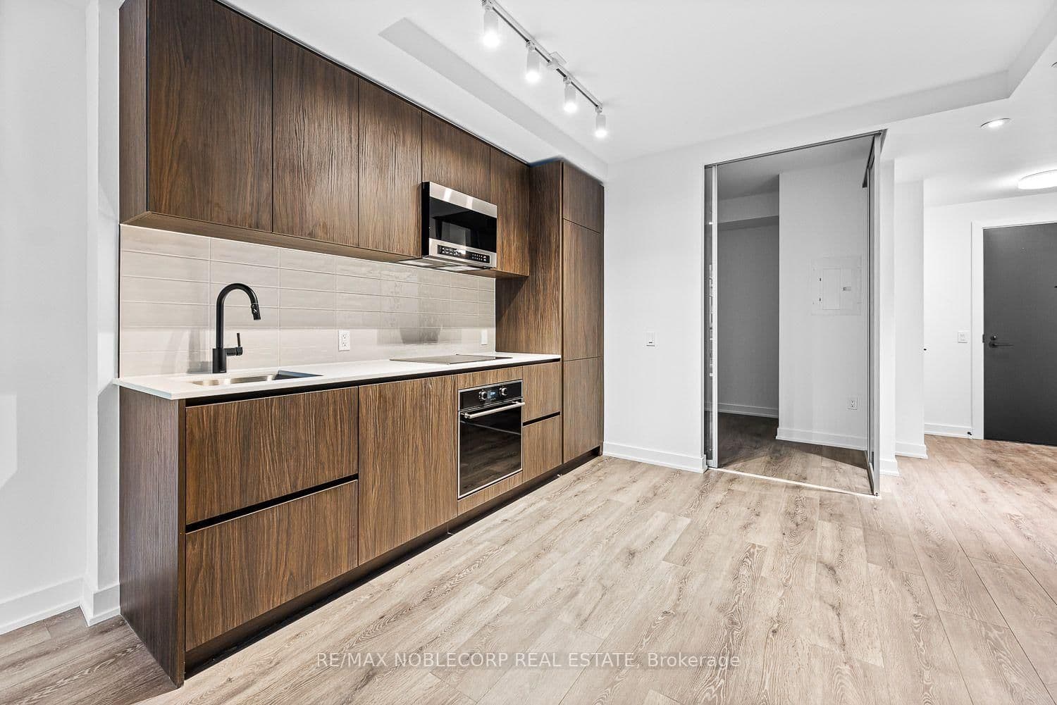 117 Broadway Avenue, Unit 817 thumbnail 8