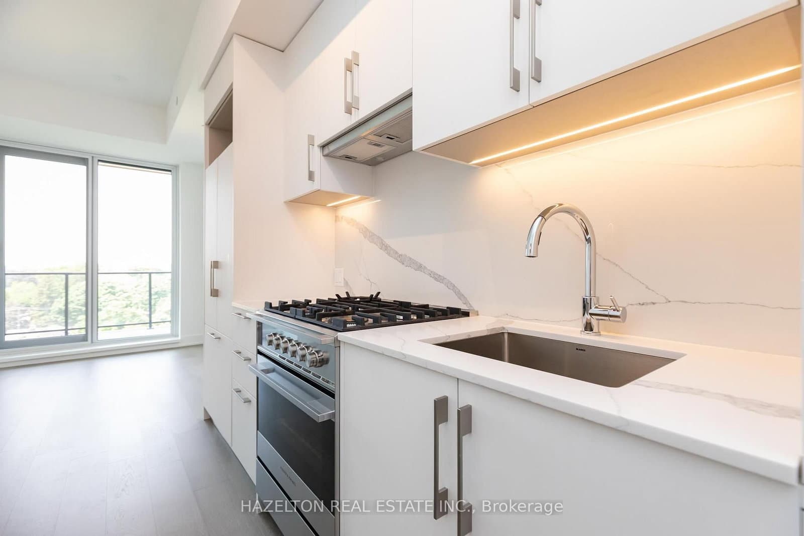 8 Manor Road W, Unit 904 thumbnail 12