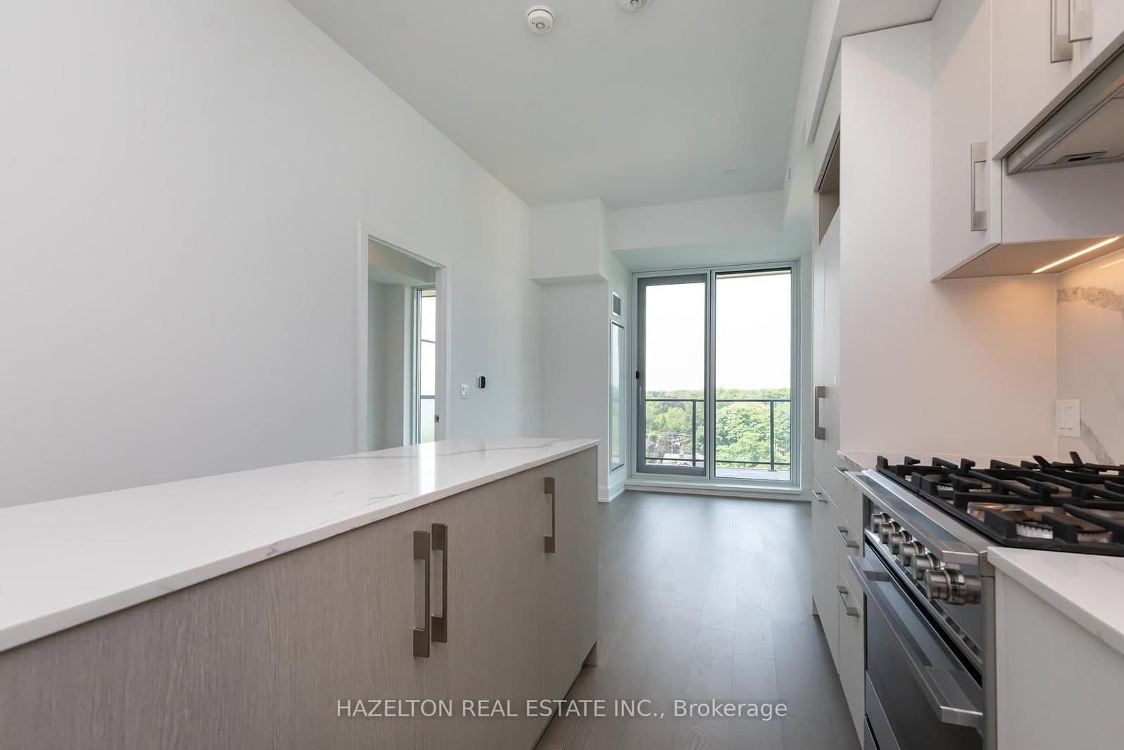 8 Manor Road W, Unit 904 thumbnail 13