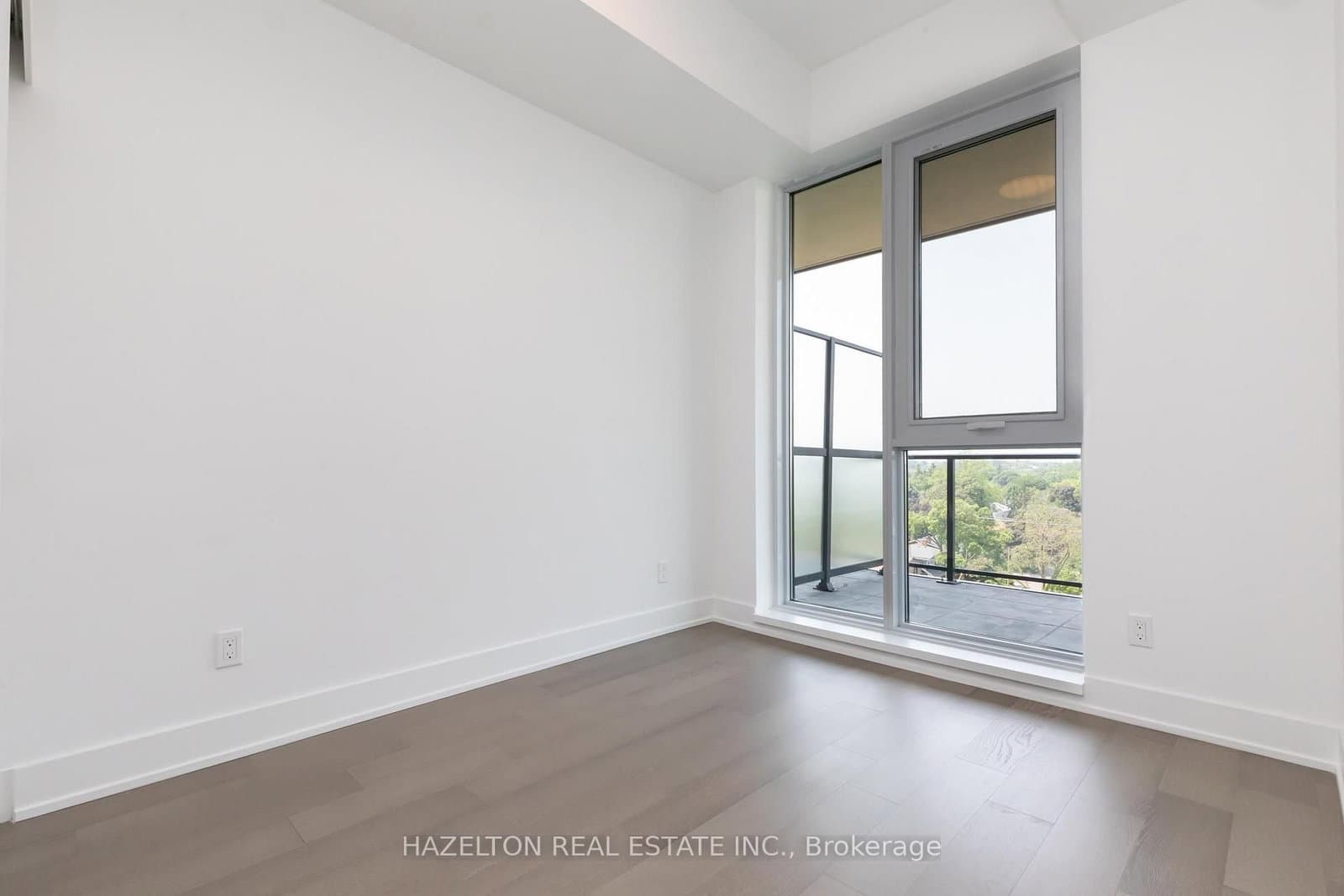 8 Manor Road W, Unit 904 thumbnail 17