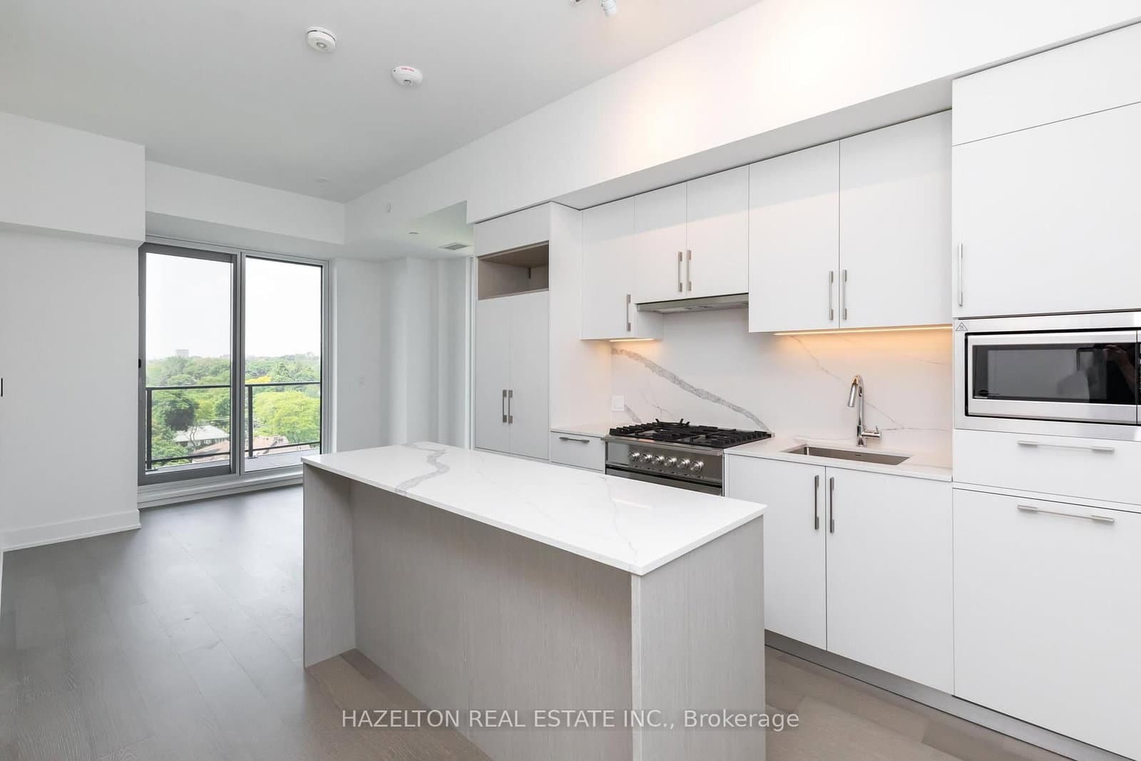 8 Manor Road W, Unit 904 thumbnail 3