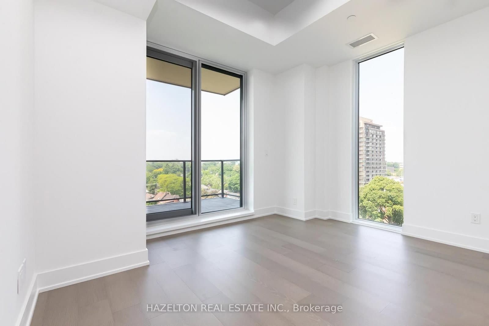 8 Manor Road W, Unit 904 thumbnail 4