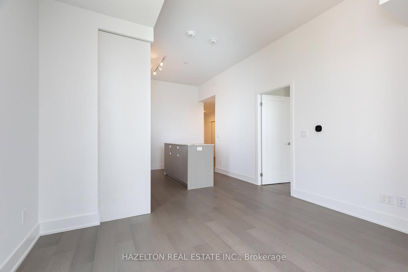 8 Manor Road W, Unit 904 thumbnail 5