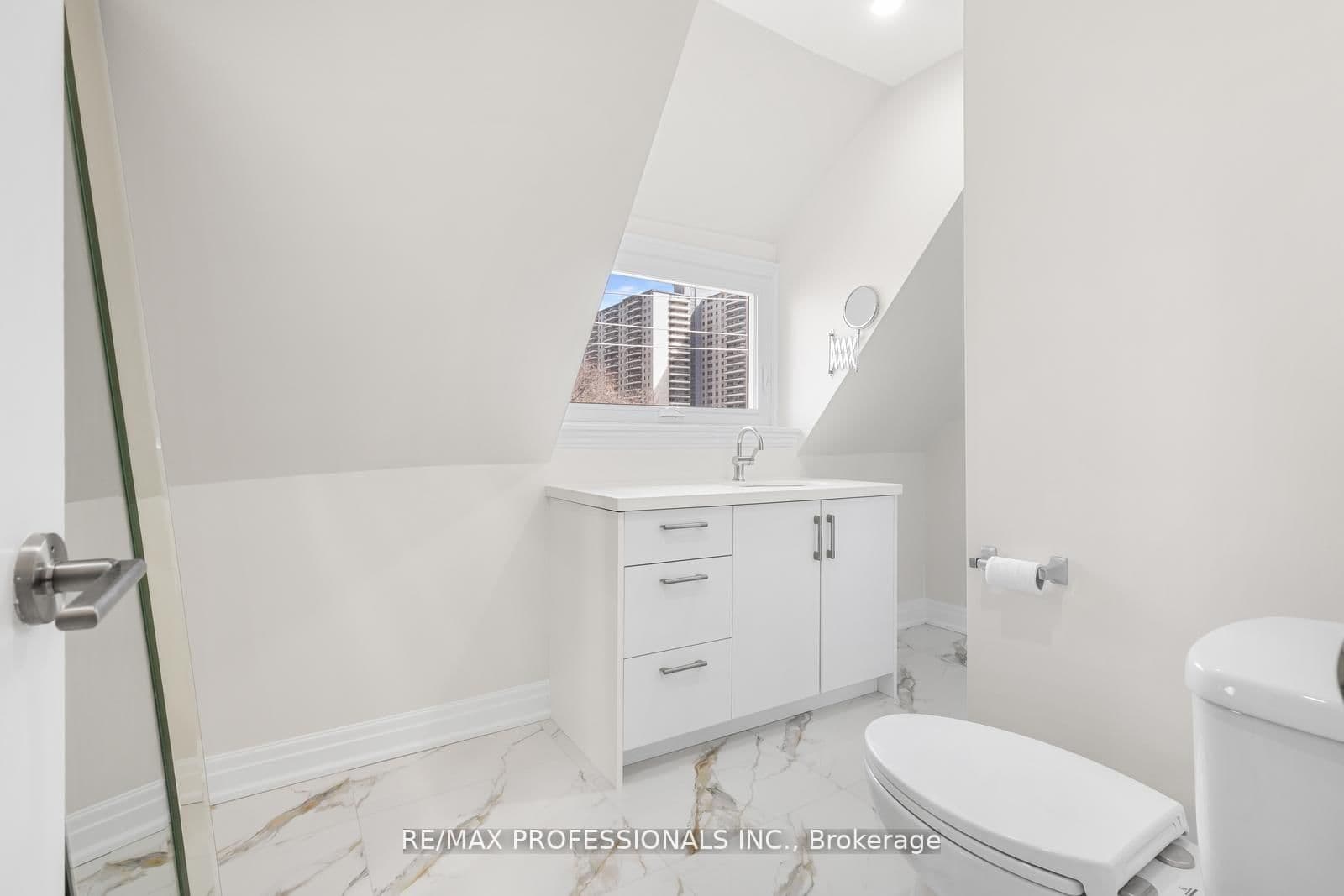 253 Wellesley Street E, Unit C thumbnail 27