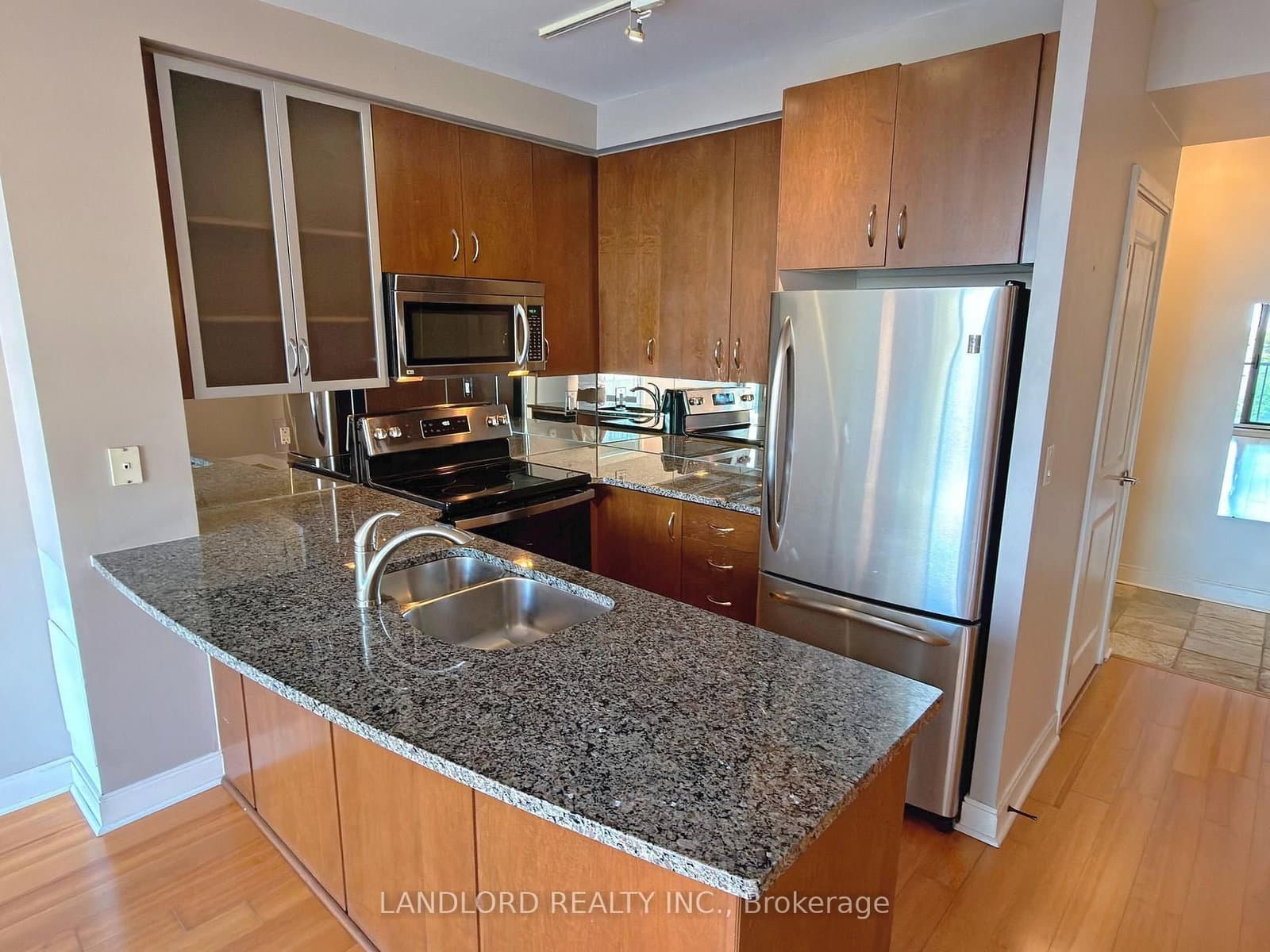 18 Yorkville Avenue, Unit 701 thumbnail 16