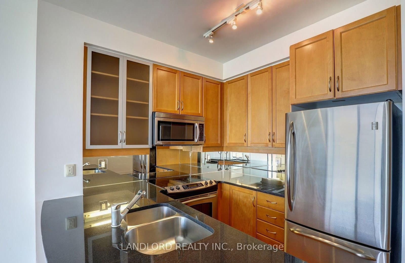 18 Yorkville Avenue, Unit 701 thumbnail 4