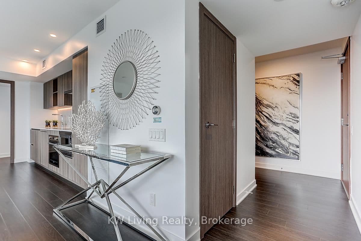 19 Bathurst Street, Unit 1612 thumbnail 3