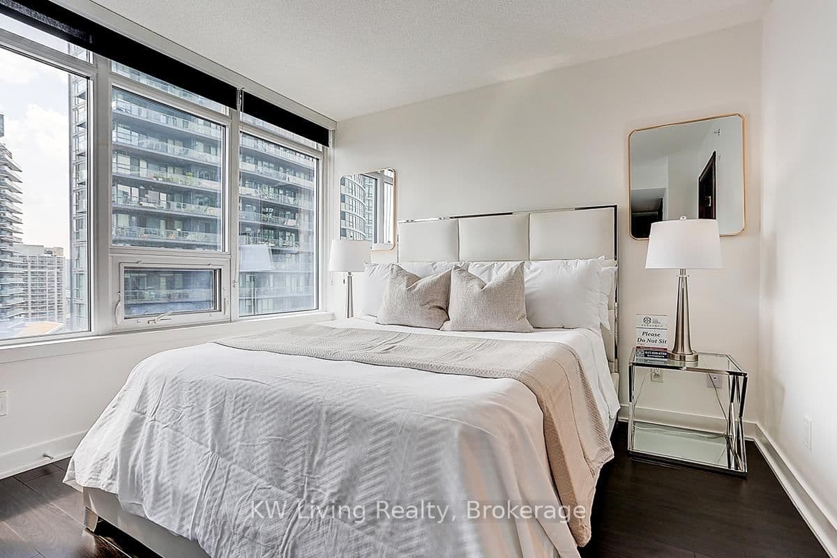 19 Bathurst Street, Unit 1612 thumbnail 9