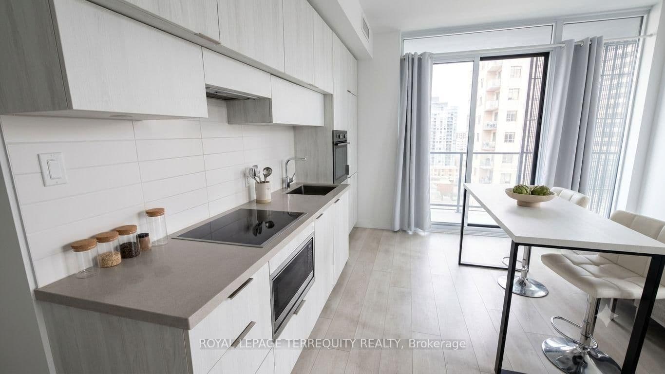 8 Eglinton Avenue E, Unit 505 thumbnail 3