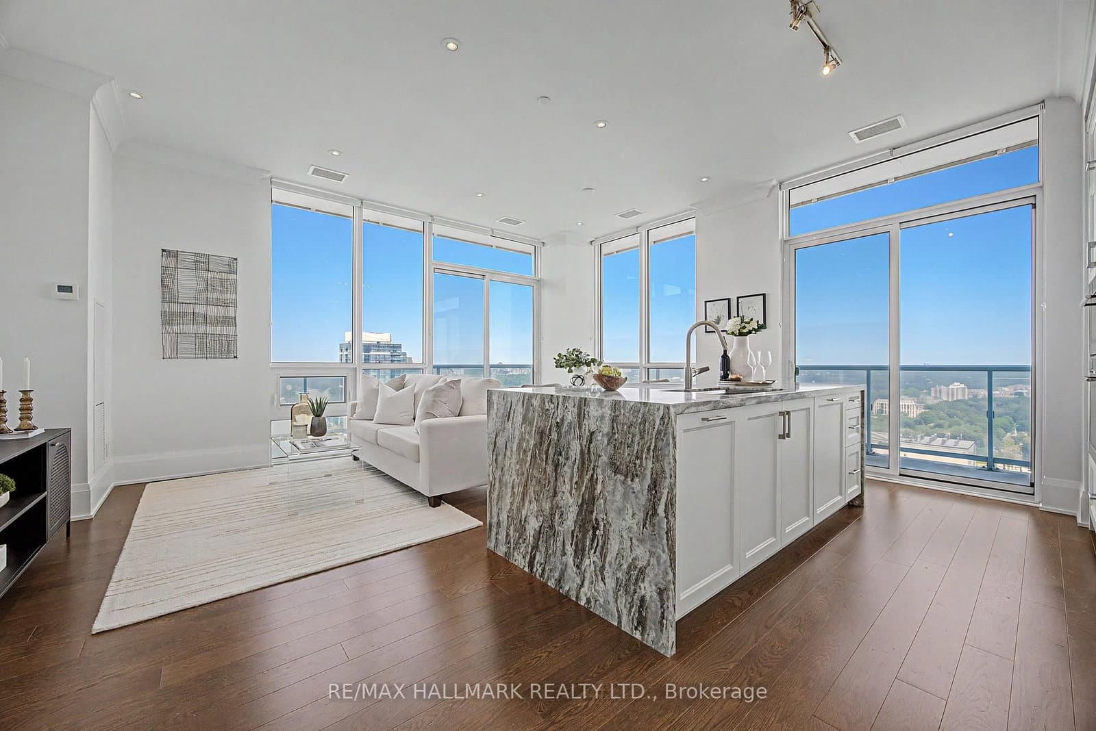 101 Erskine Avenue, Unit PH15 thumbnail 11