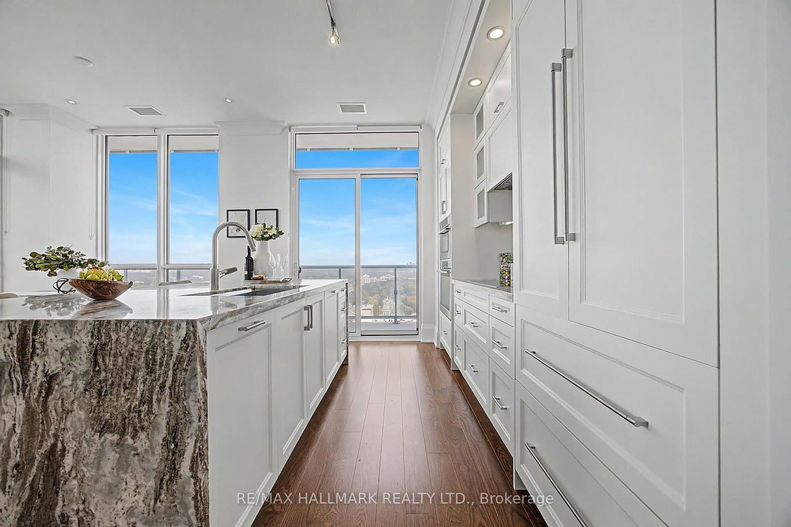101 Erskine Avenue, Unit PH15 thumbnail 12