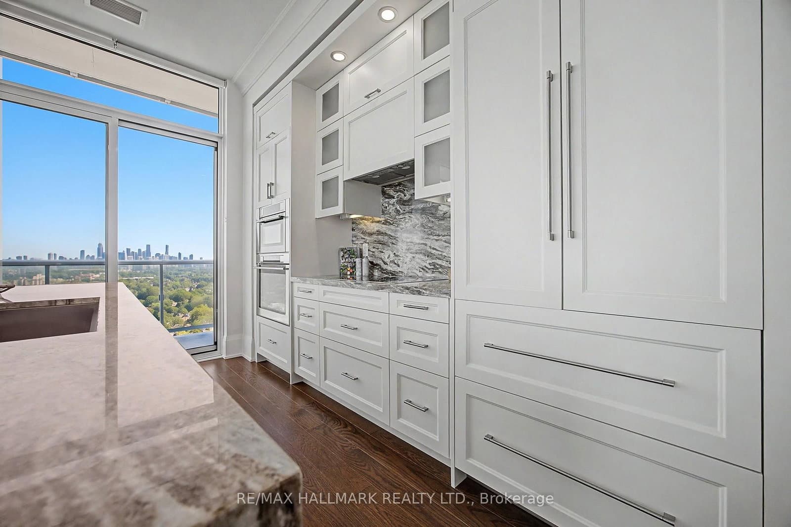 101 Erskine Avenue, Unit PH15 thumbnail 13