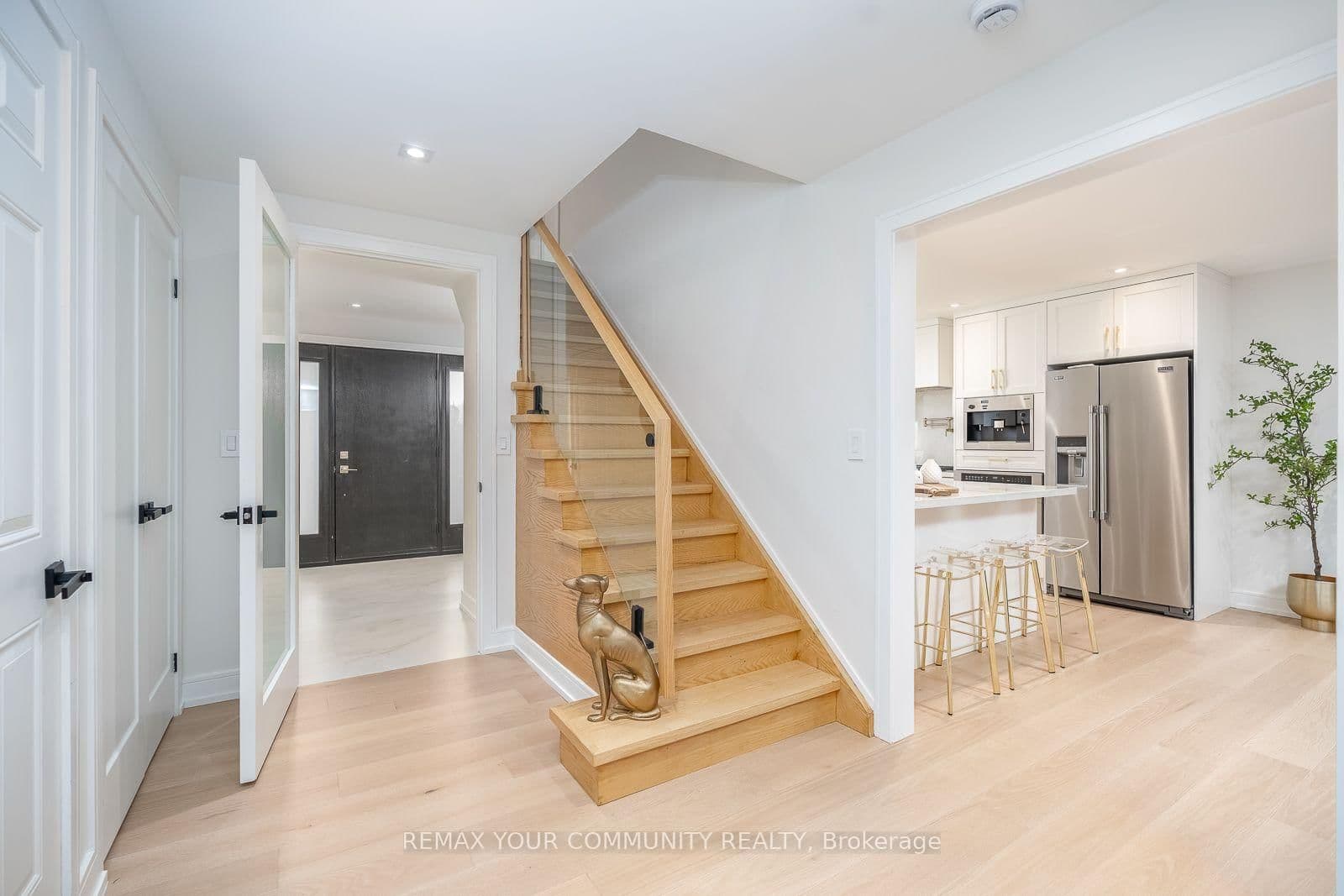 354 Bessborough Drive thumbnail 4