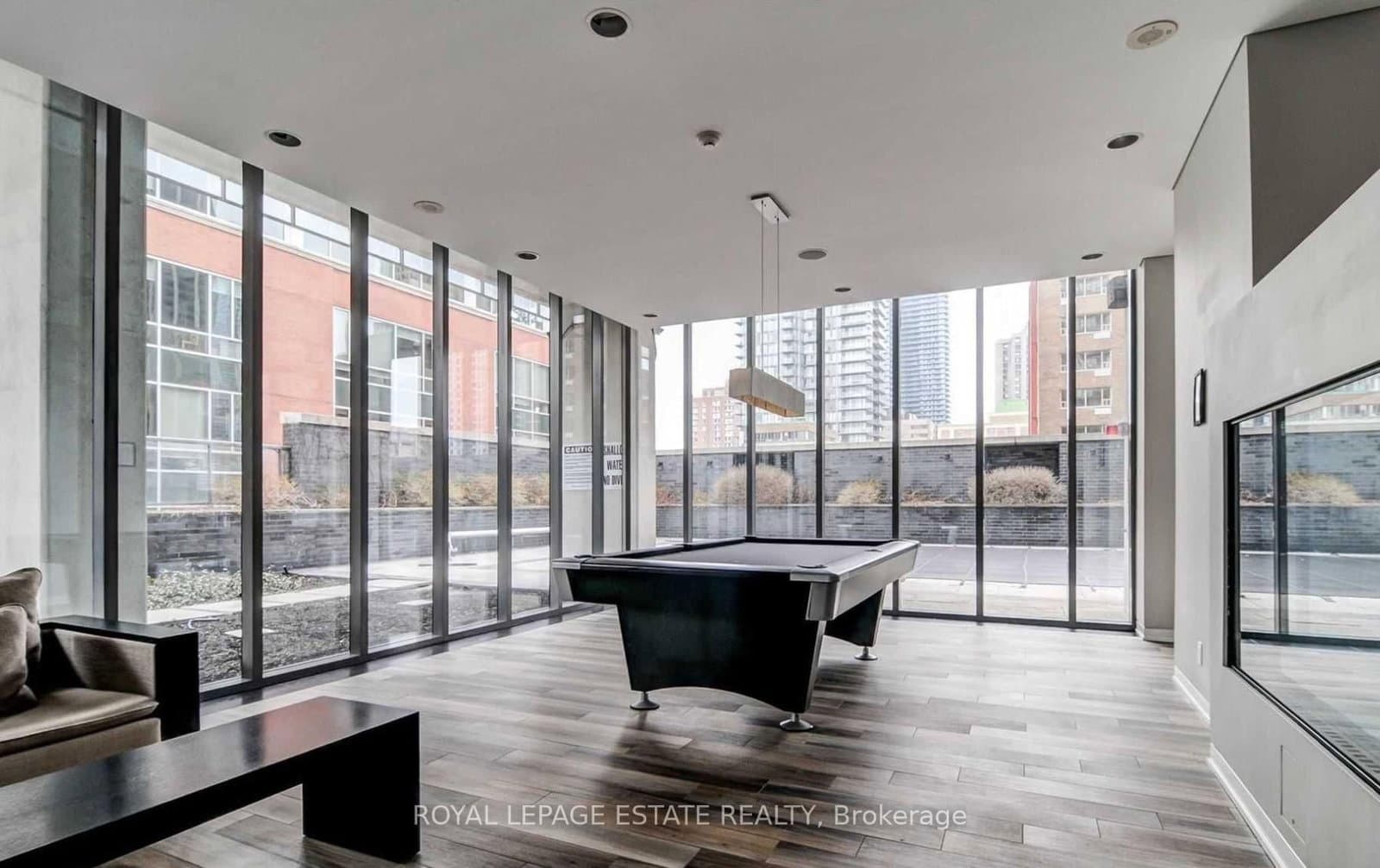33 Charles Street E, Unit 910 thumbnail 17