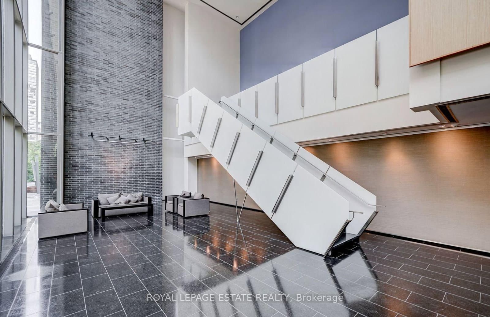 33 Charles Street E, Unit 910 thumbnail 3