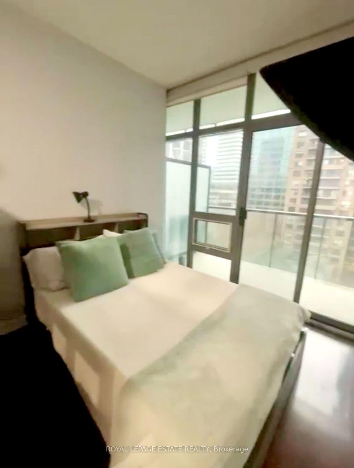 33 Charles Street E, Unit 910 thumbnail 7