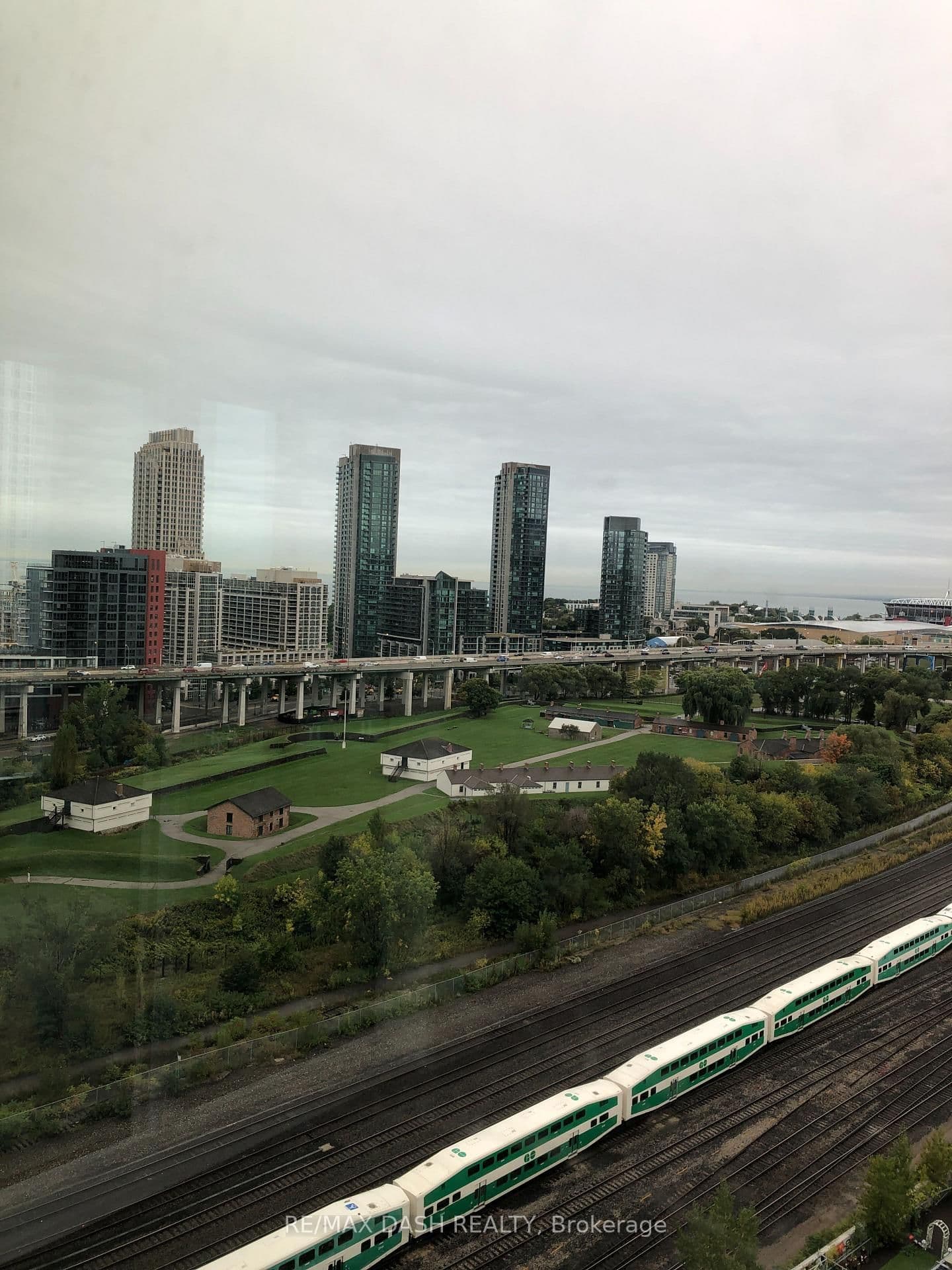 27 Bathurst Street, Unit 1504W thumbnail 6