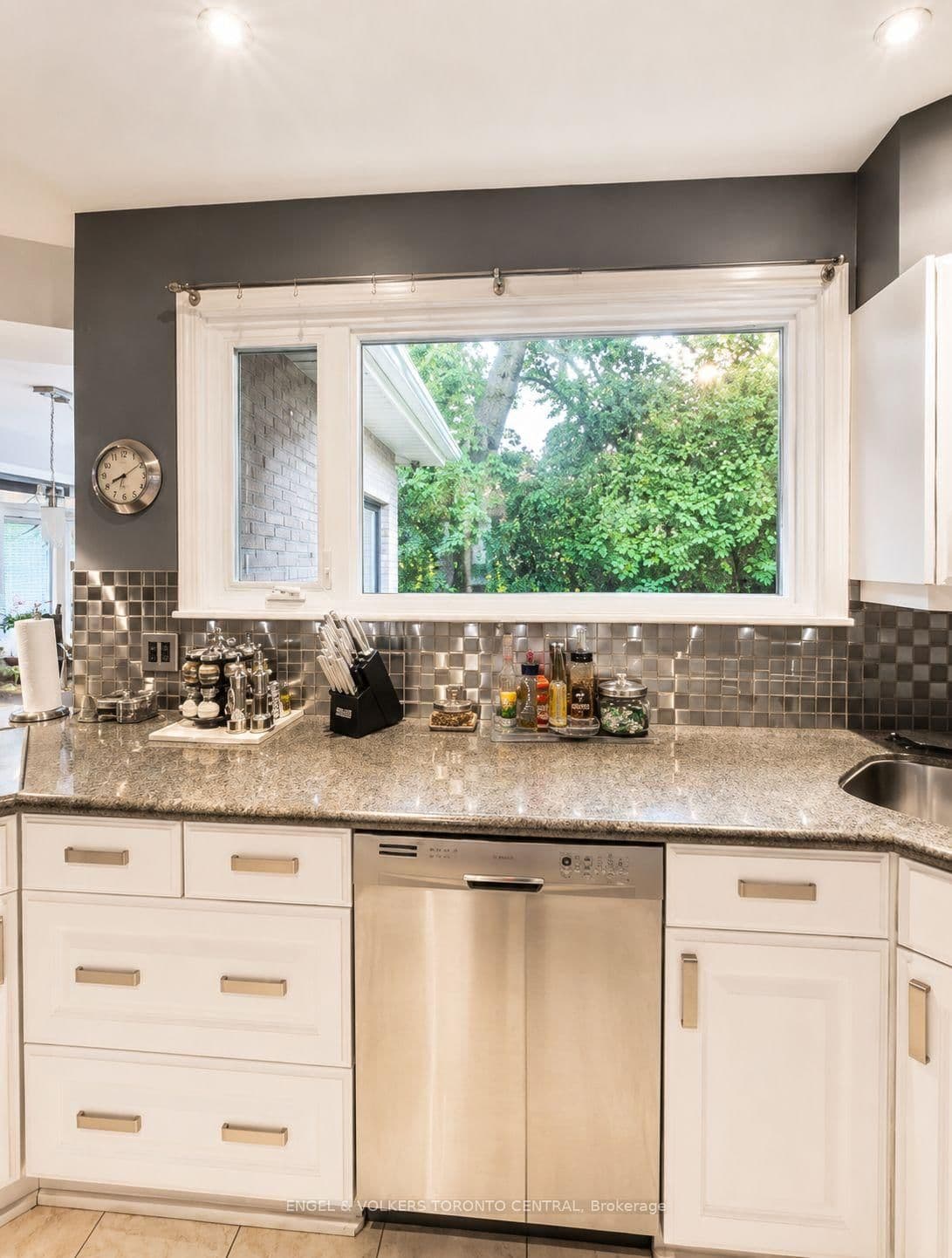 2424 Bayview Avenue thumbnail 12