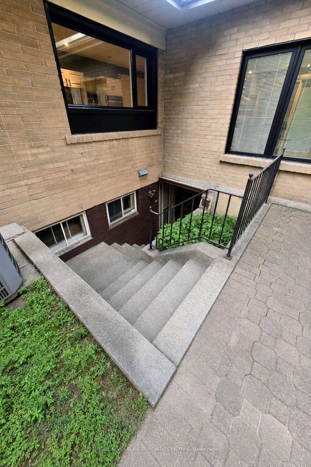 2424 Bayview Avenue thumbnail 25