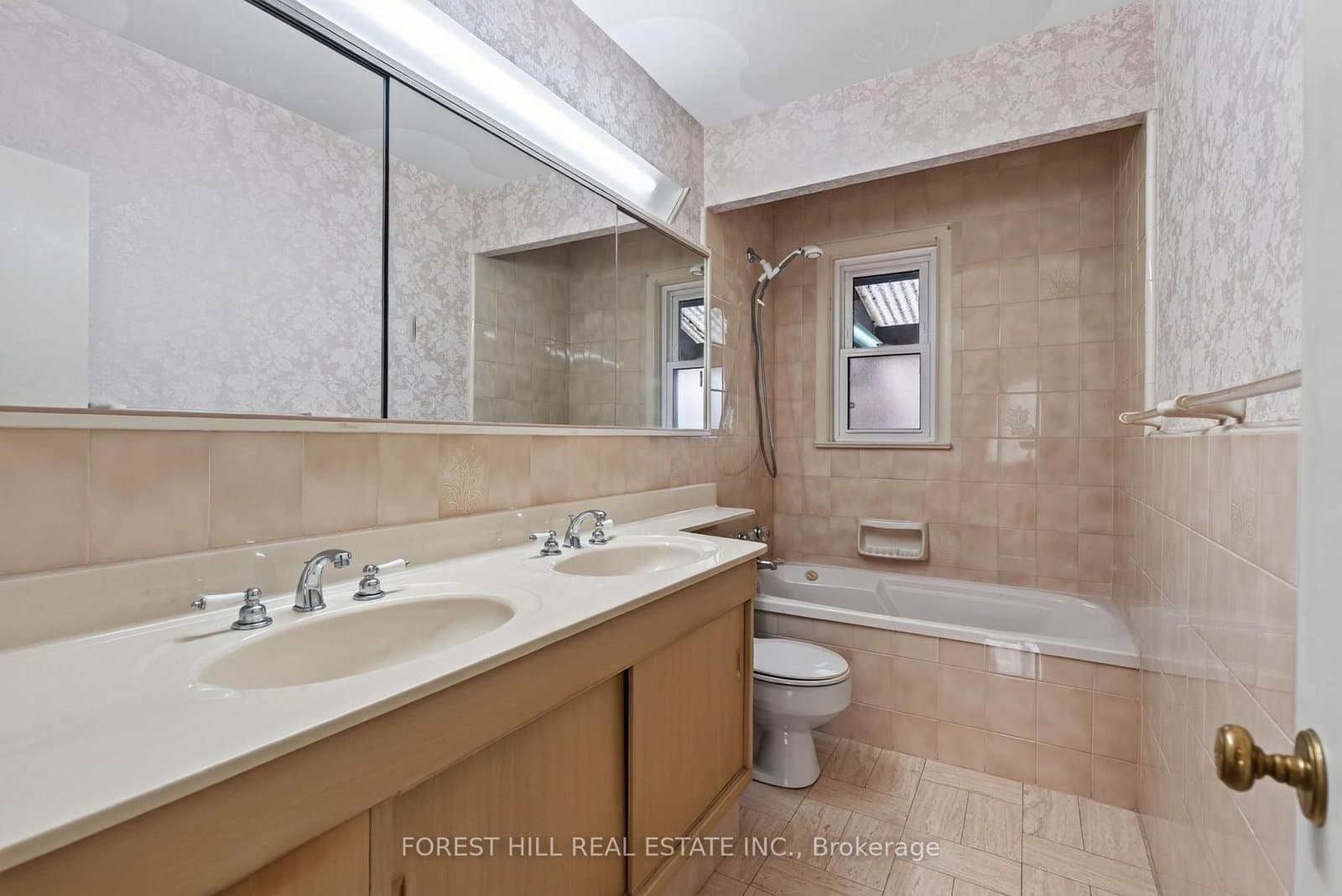 15 Robson Place thumbnail 12