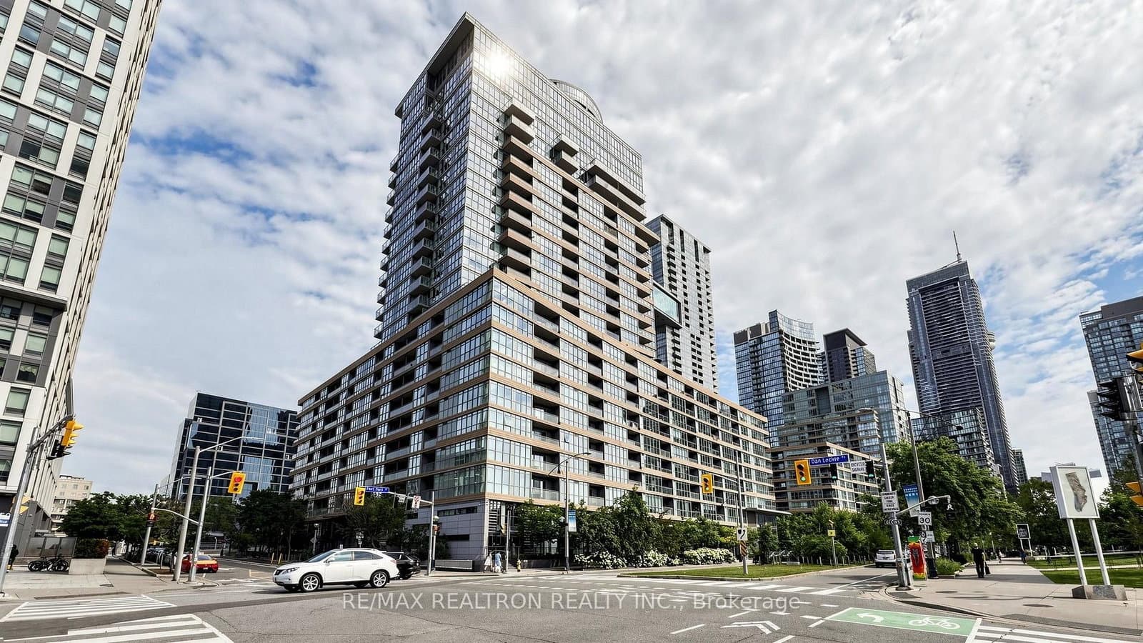 102 Fort York Boulevard thumbnail 2