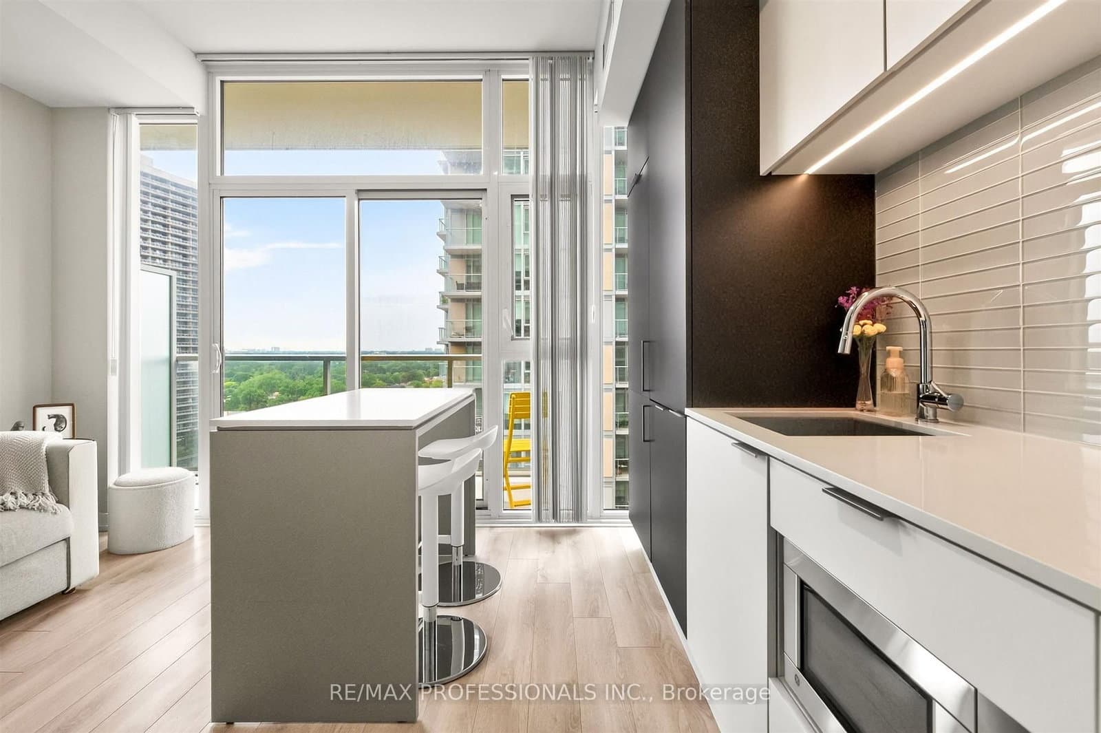 33 Helendale Avenue, Unit 1102 thumbnail 10