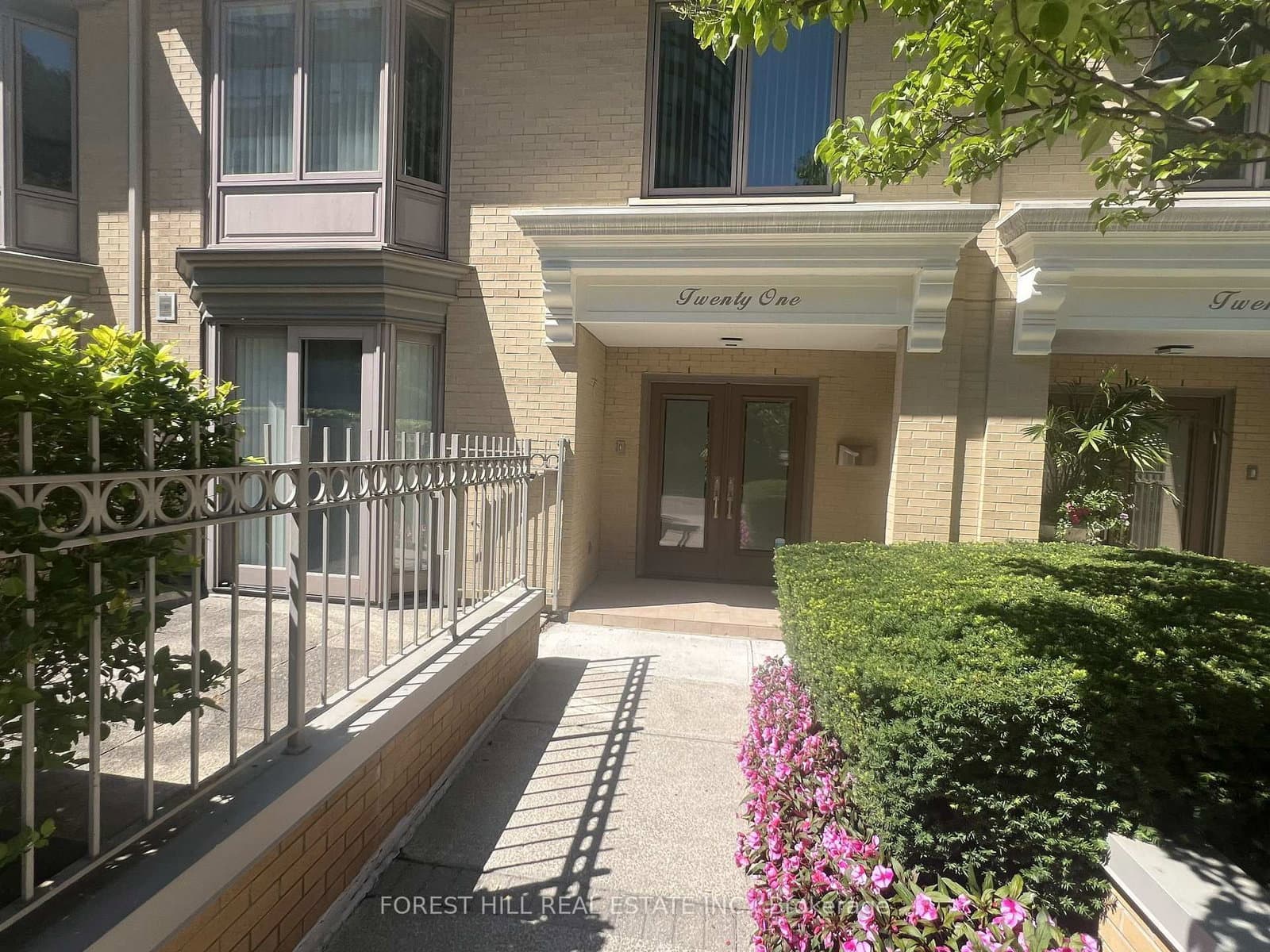 21 LOWER VILLAGE GATE - Image 1
