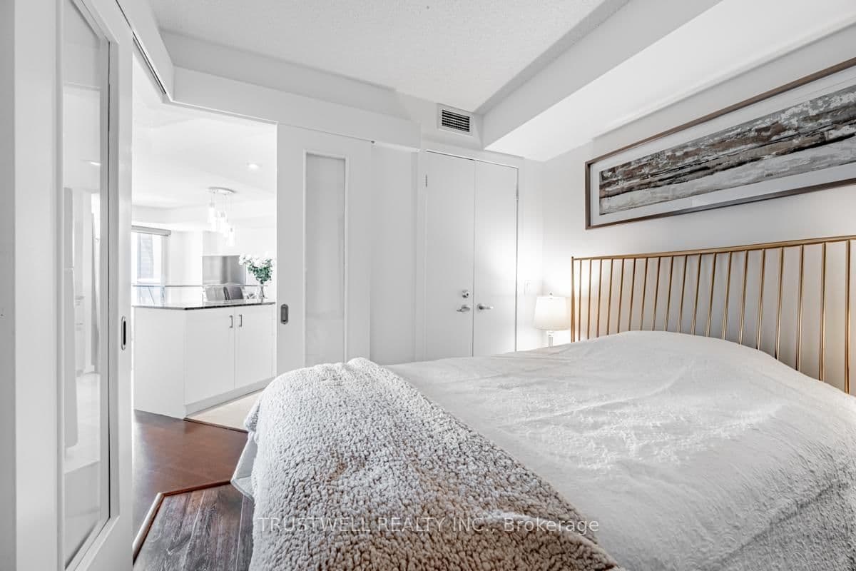 208 Queens Quay W, Unit 511 thumbnail 12