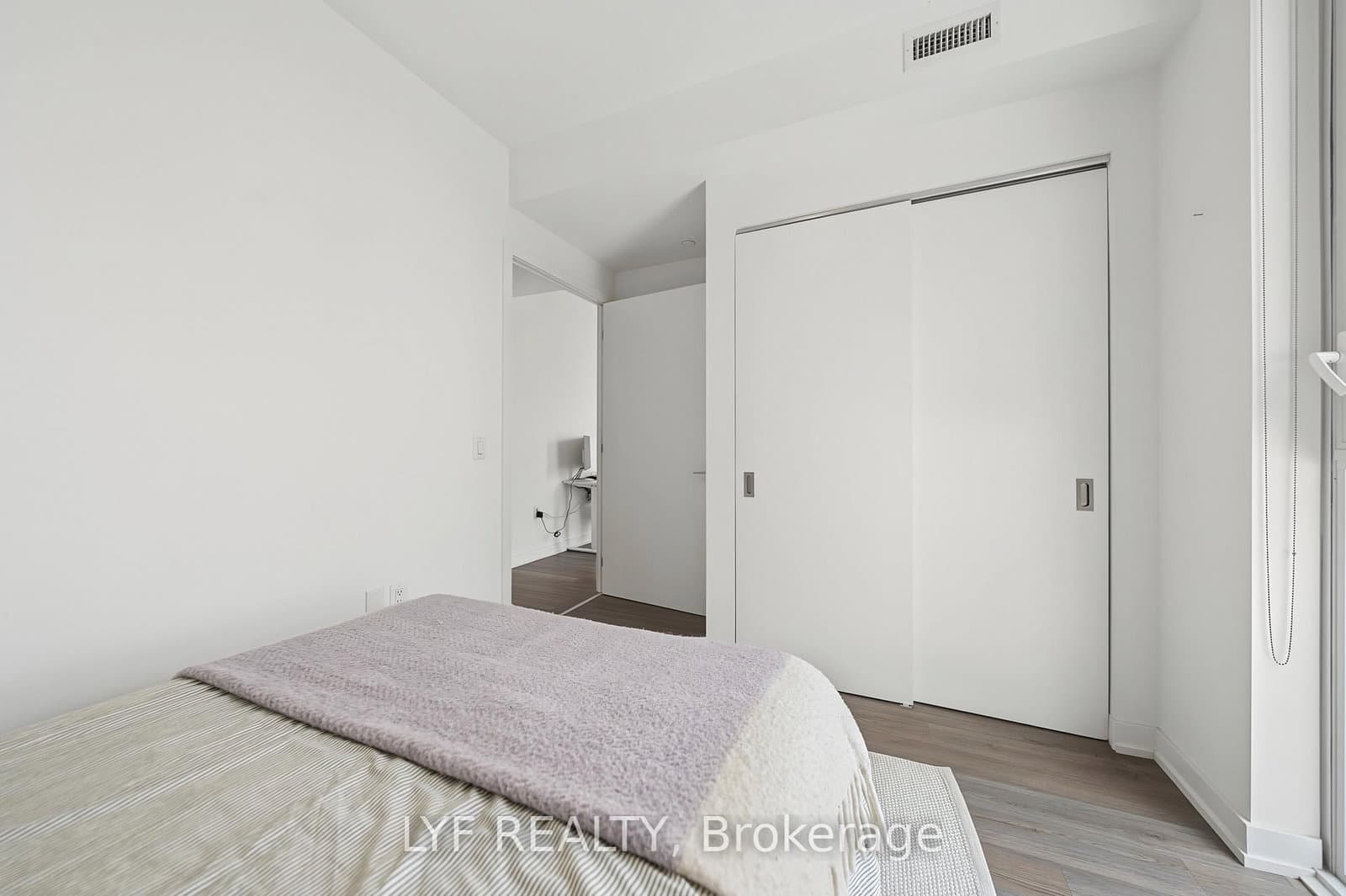 357 King Street W, Unit 2403 thumbnail 23