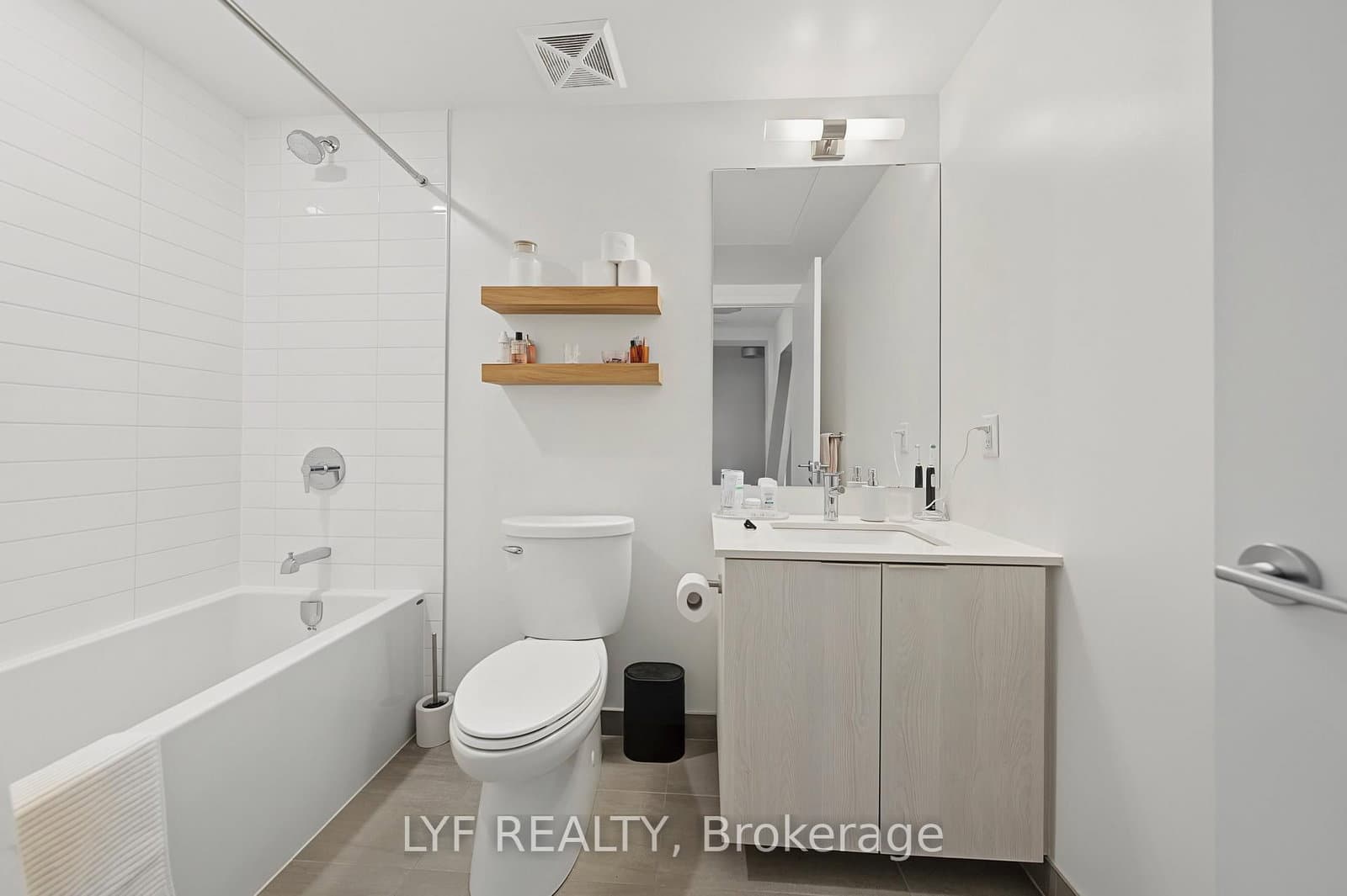 357 King Street W, Unit 2403 thumbnail 29