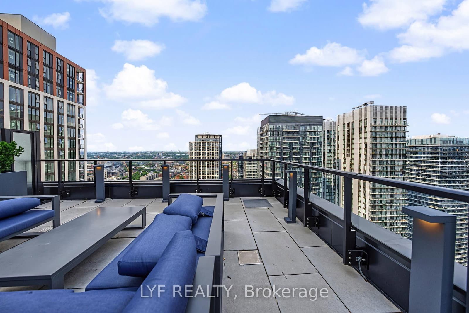 357 King Street W, Unit 2403 thumbnail 38