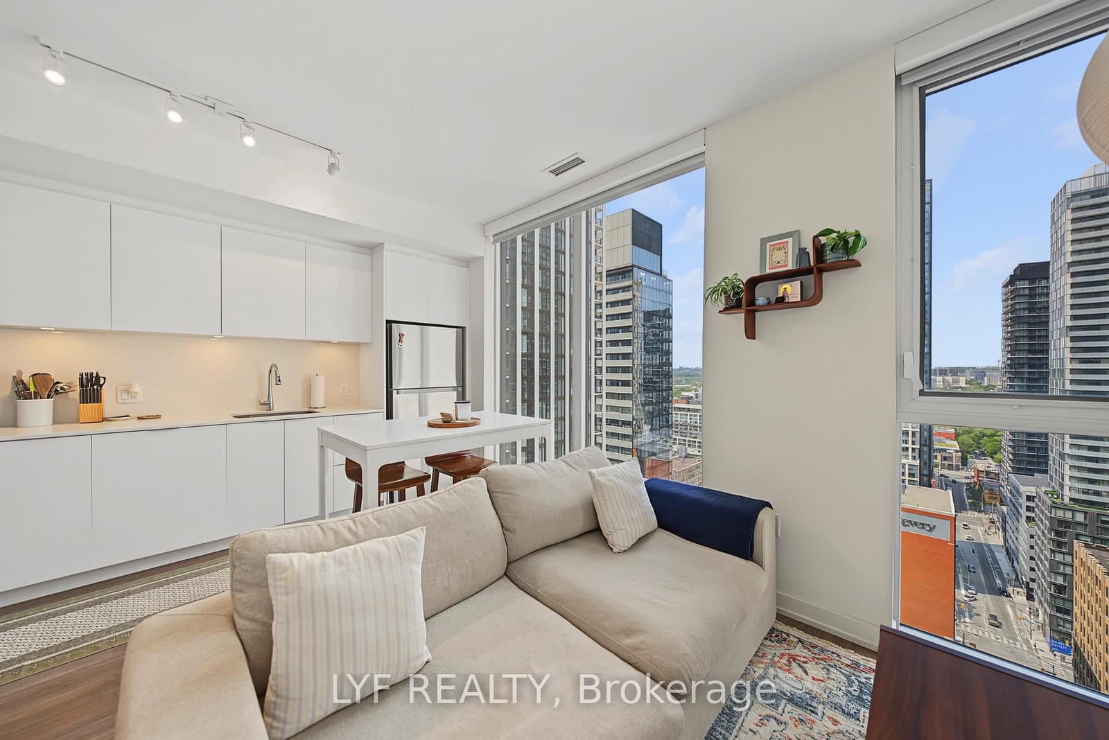 357 King Street W, Unit 2403 thumbnail 16
