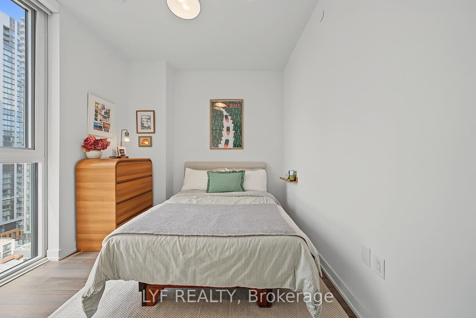 357 King Street W, Unit 2403 thumbnail 20