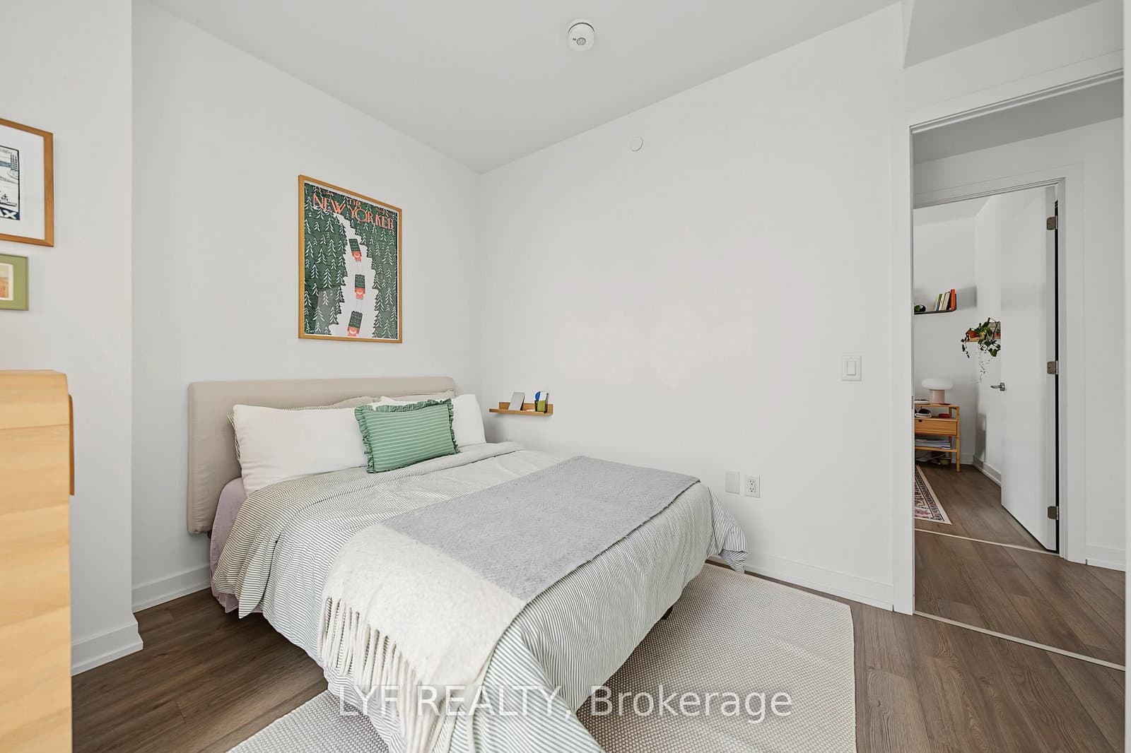 357 King Street W, Unit 2403 thumbnail 21