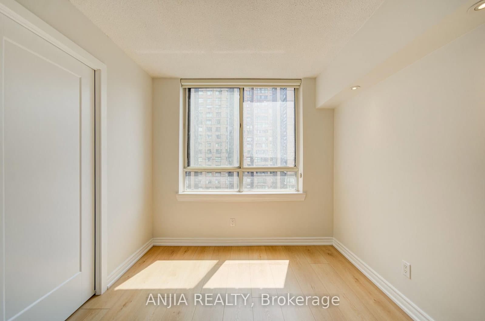 633 Bay Street, Unit 912 thumbnail 31