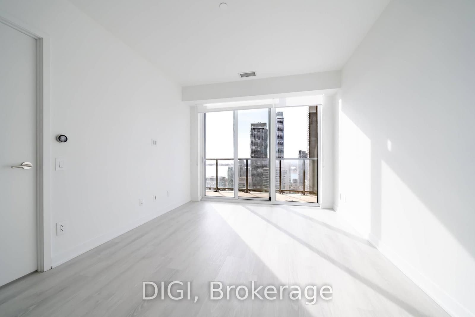 57 Spadina Avenue, Unit 2004 thumbnail 12
