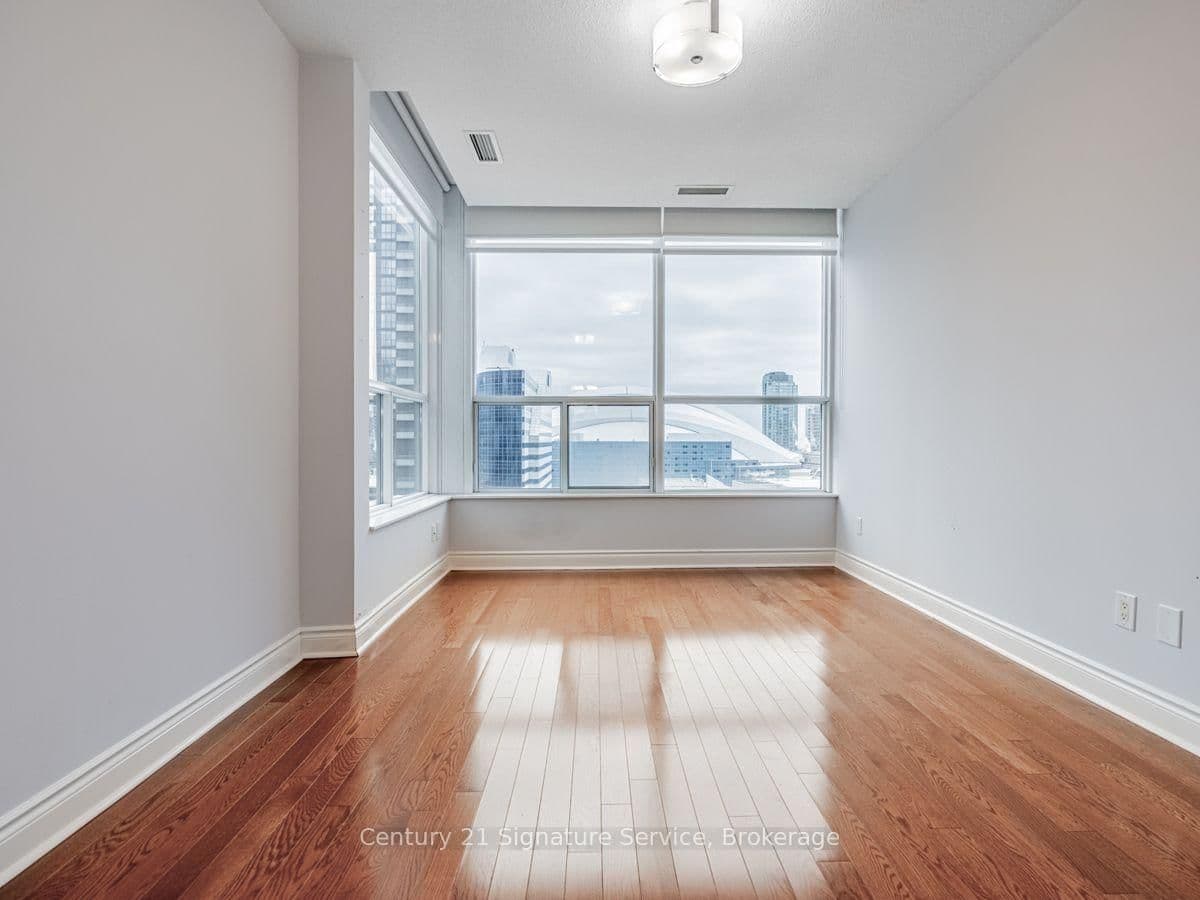 250 Wellington Street W, Unit PH36 thumbnail 22