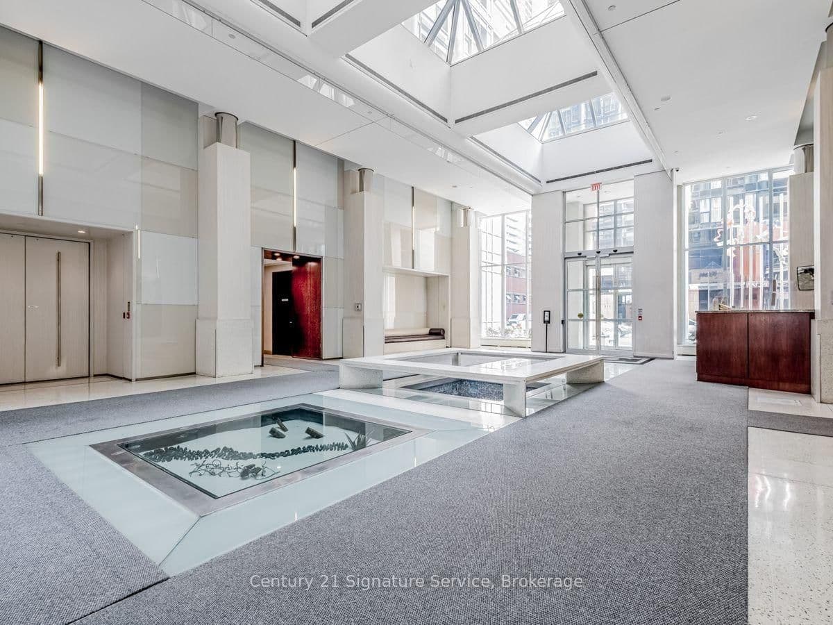 250 Wellington Street W, Unit PH36 thumbnail 34