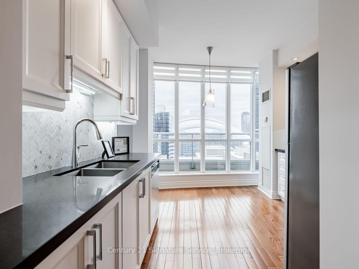 250 Wellington Street W, Unit PH36 thumbnail 4