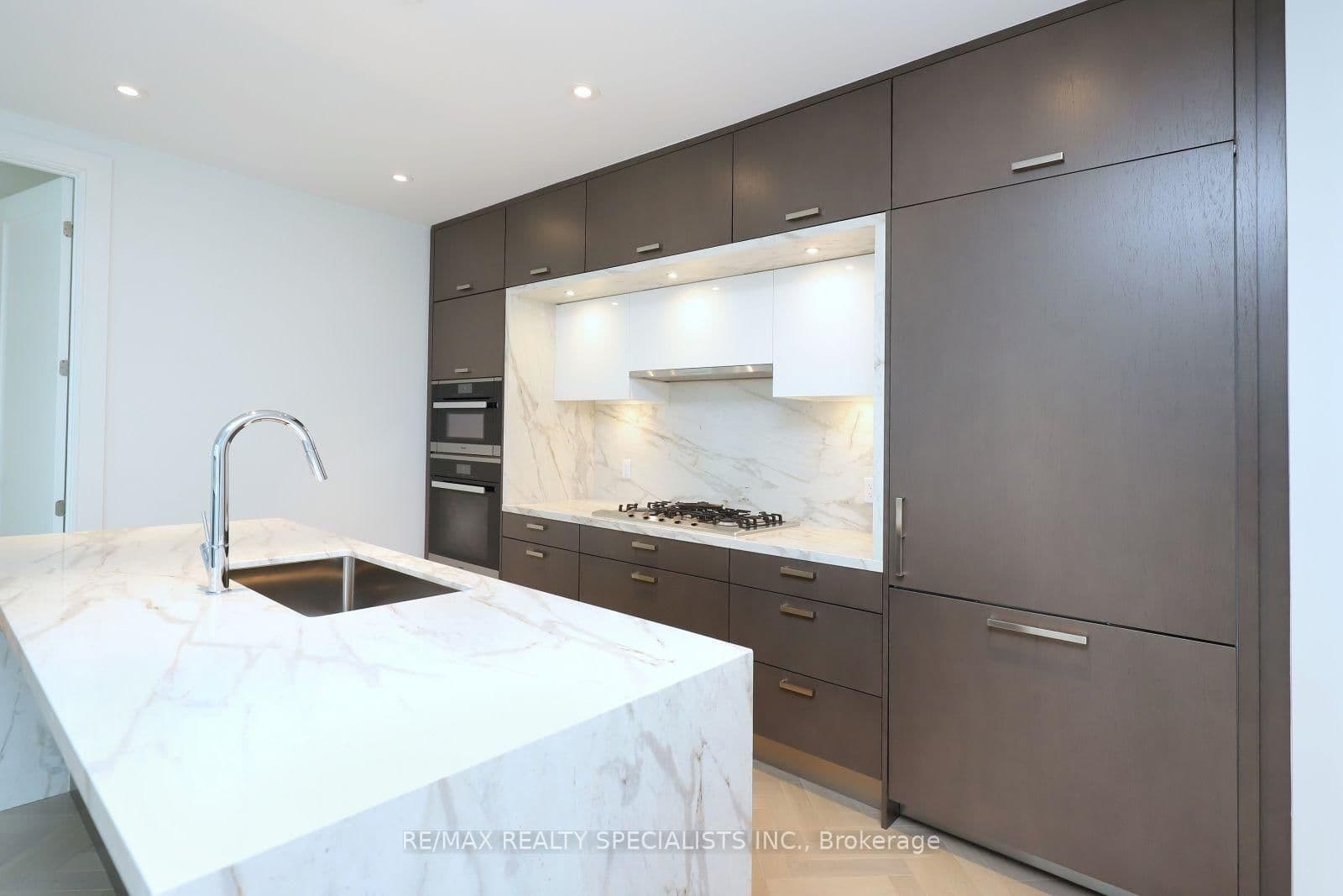 455 Wellington Street W, Unit 704 thumbnail 12